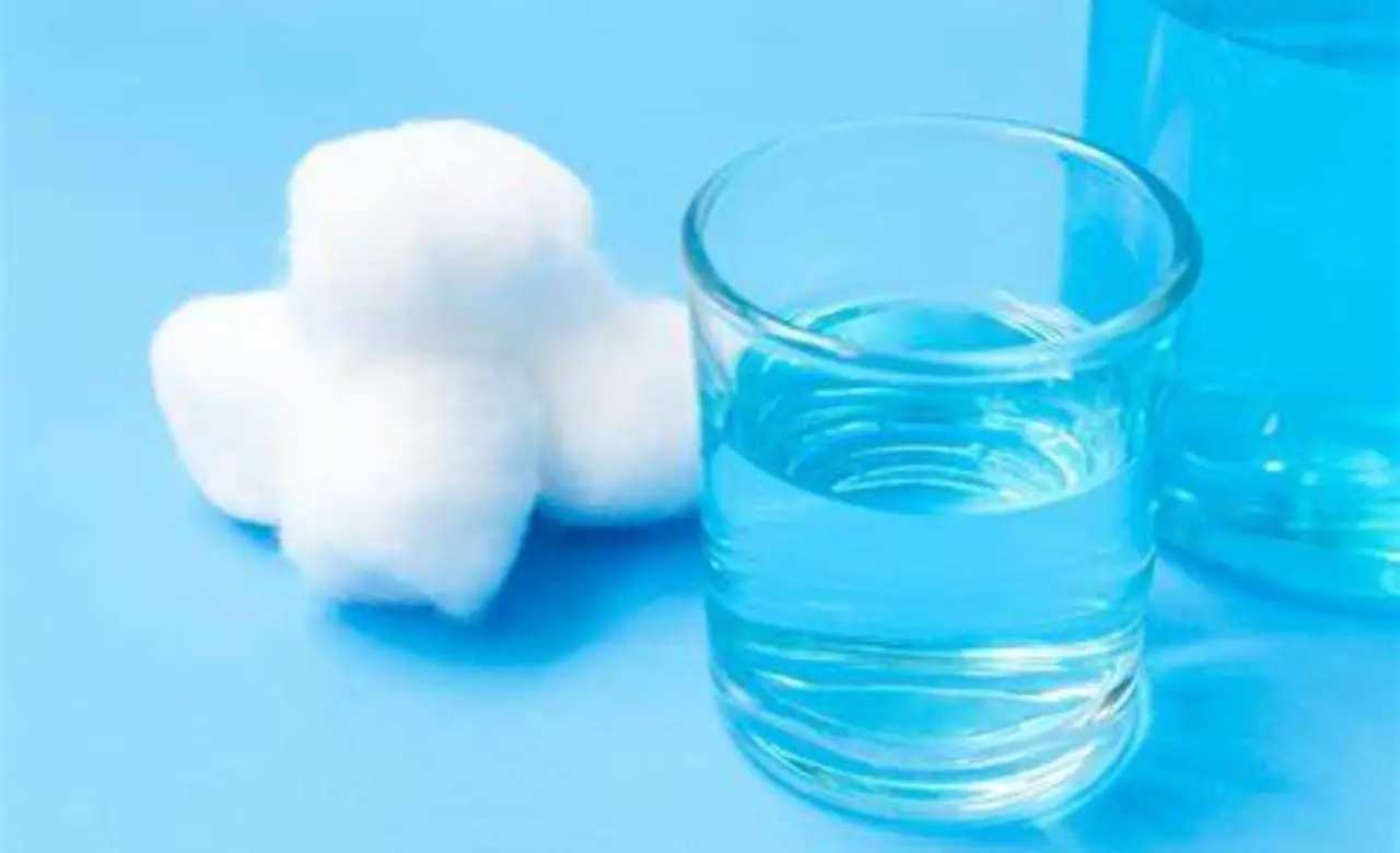 Non solo per la bocca: ecco gli usi sorprendenti del collutorio per pulire casa