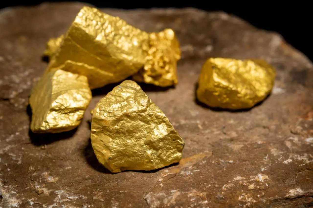 Portare l’oro al banco dei pegni conviene? Ecco quanto ti danno davvero al grammo (molto meno del previsto)